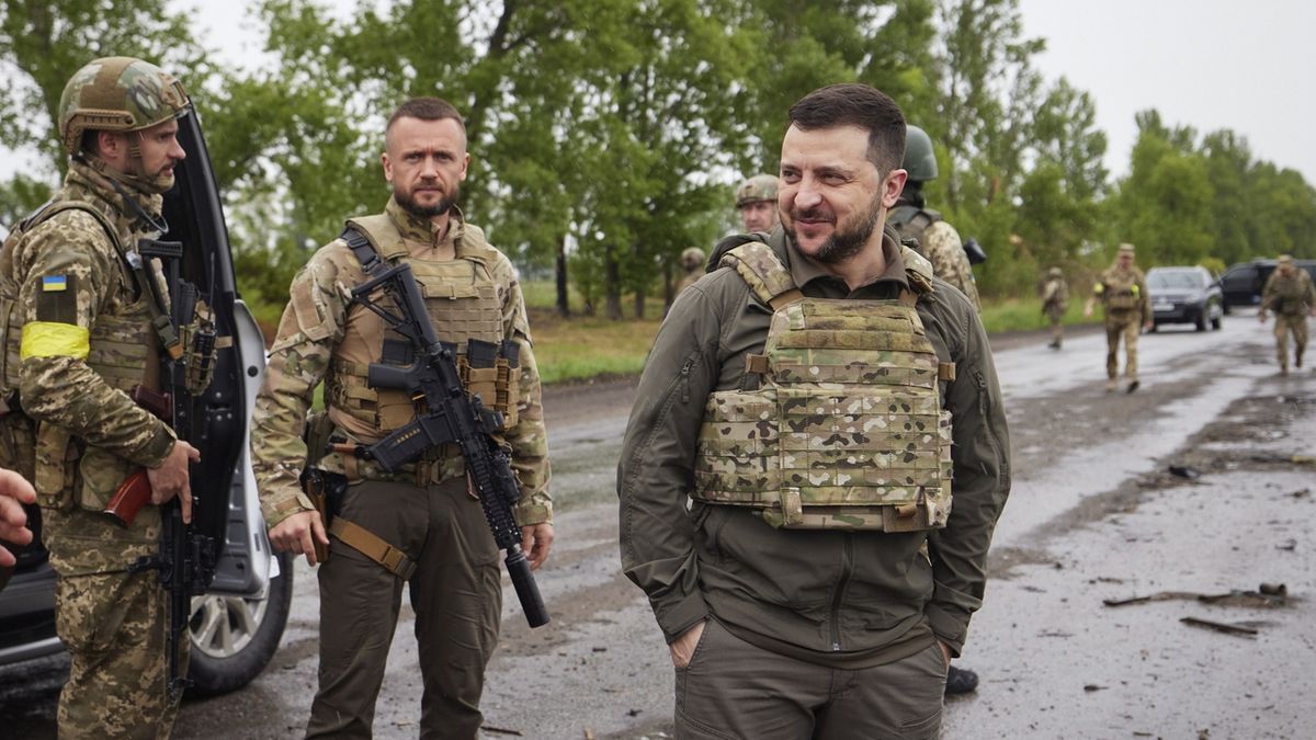 Zelenskyj poprvé od začátku invaze vyjel mimo Kyjev na frontu